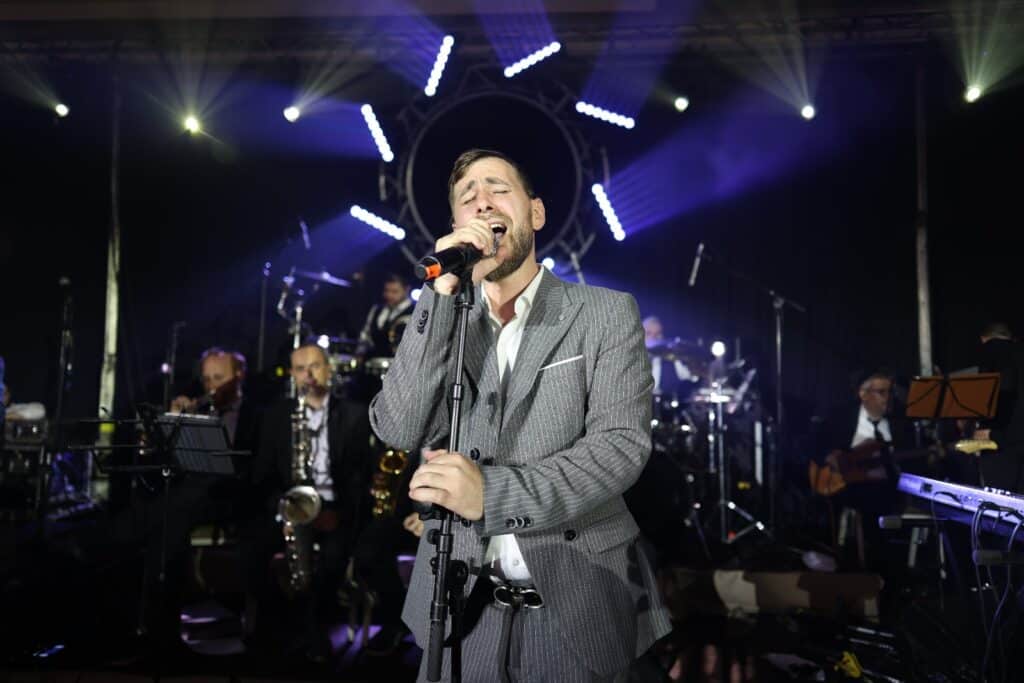 המפיק התחתן, וכל התעשייה באה לכבד