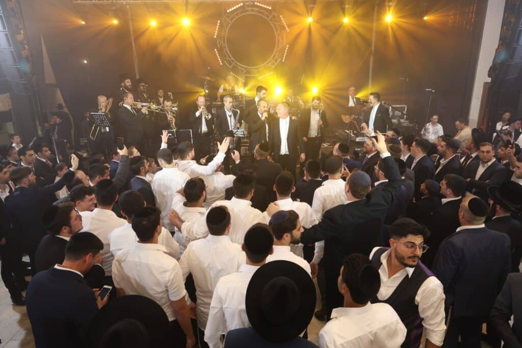 המפיק התחתן, וכל התעשייה באה לכבד