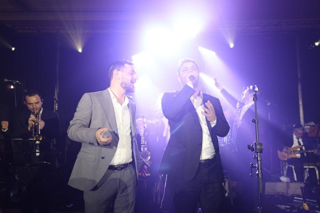 המפיק התחתן, וכל התעשייה באה לכבד