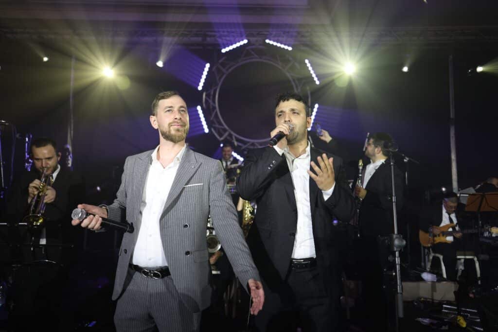 המפיק התחתן, וכל התעשייה באה לכבד