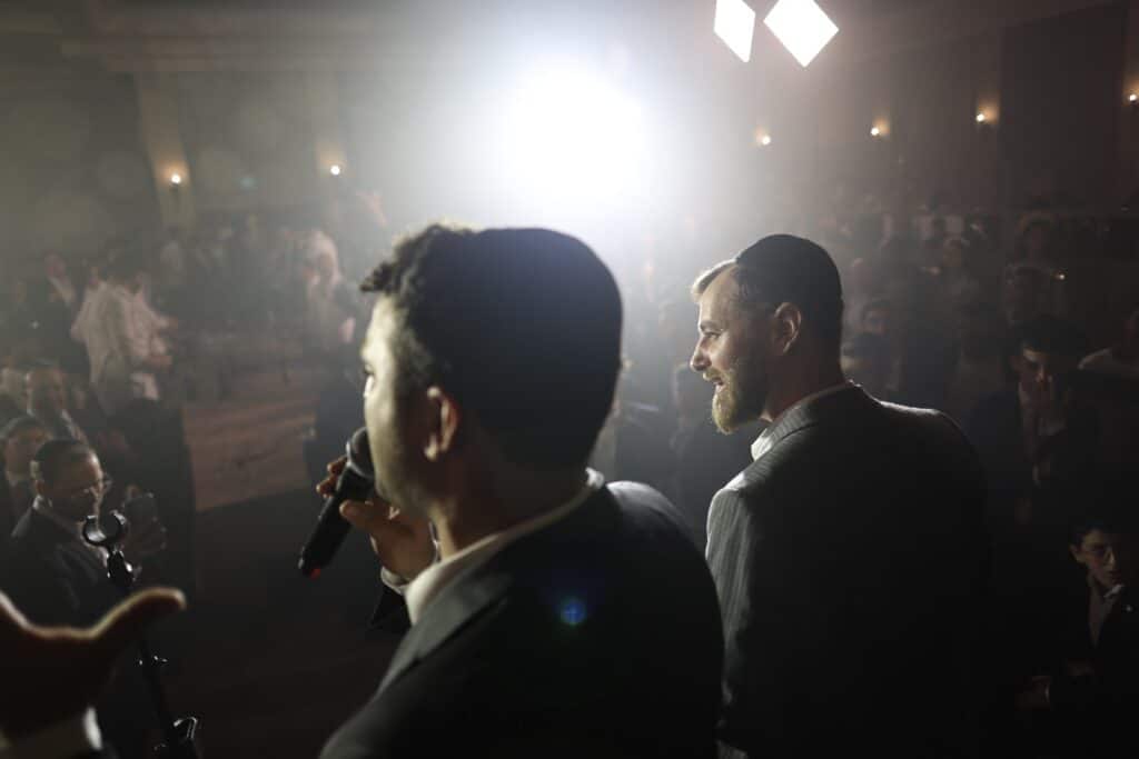 המפיק התחתן, וכל התעשייה באה לכבד