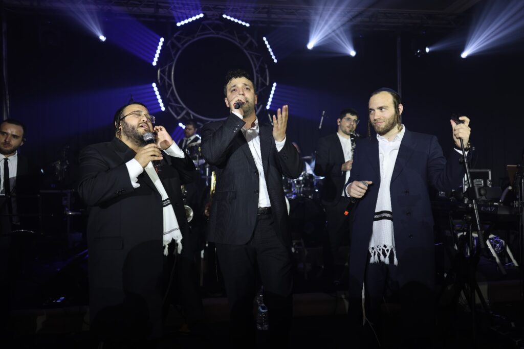 המפיק התחתן, וכל התעשייה באה לכבד