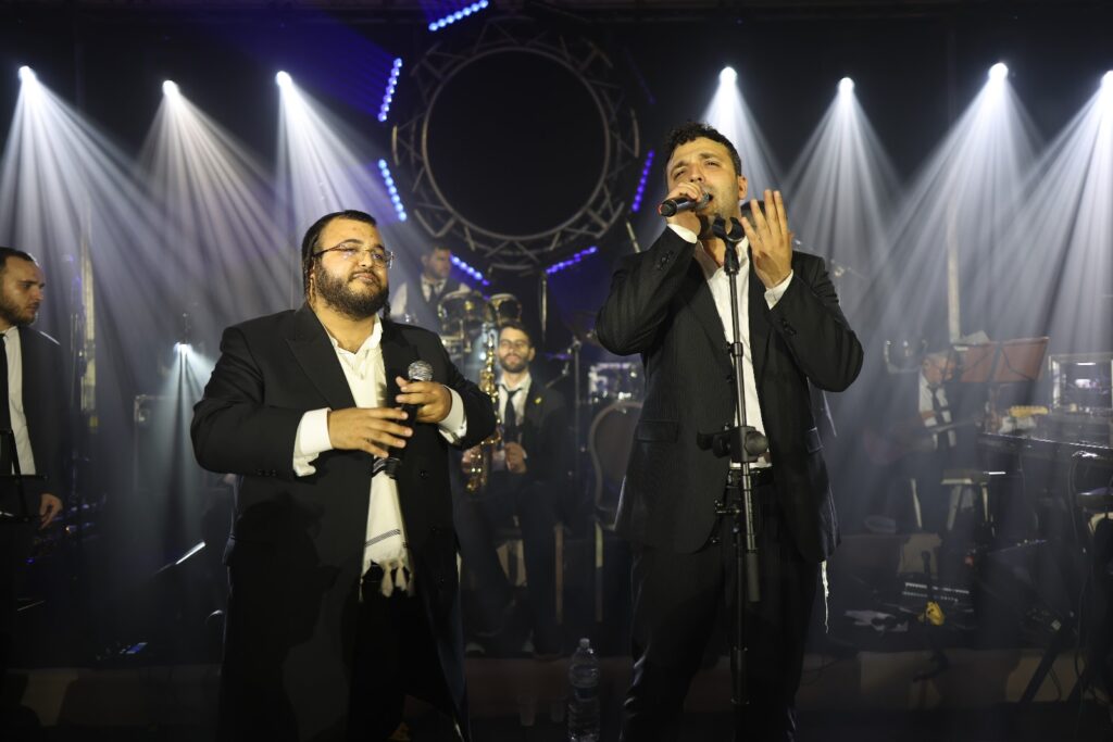 המפיק התחתן, וכל התעשייה באה לכבד