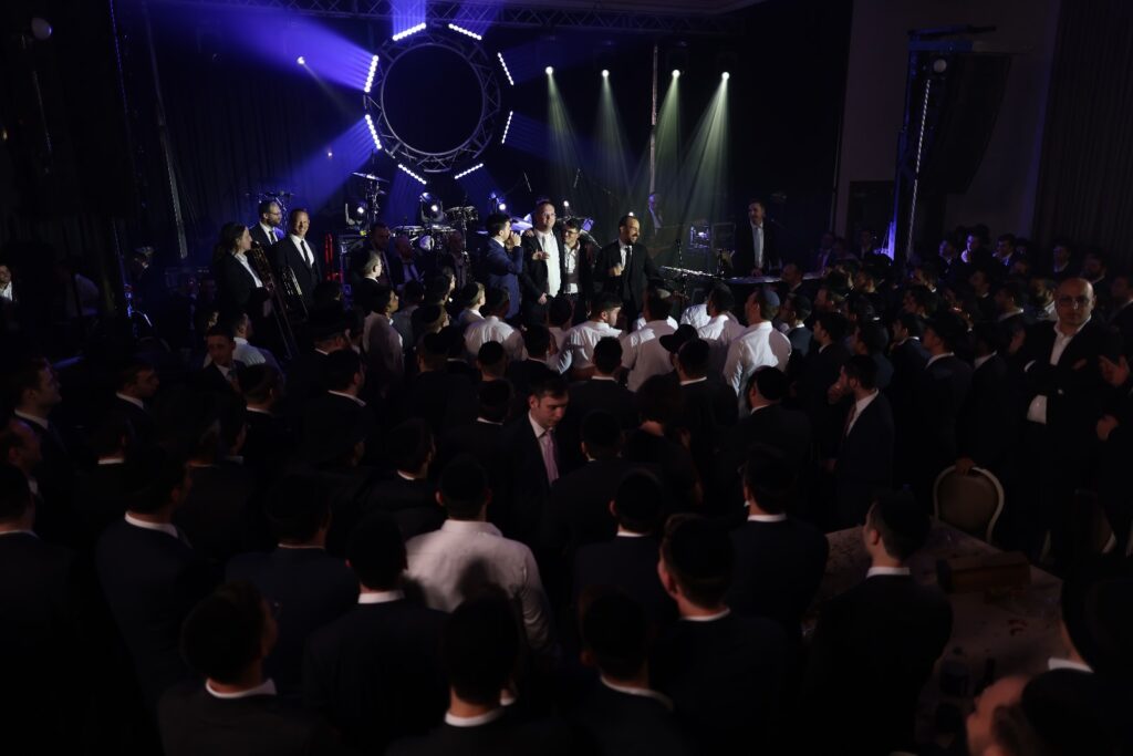 המפיק התחתן, וכל התעשייה באה לכבד