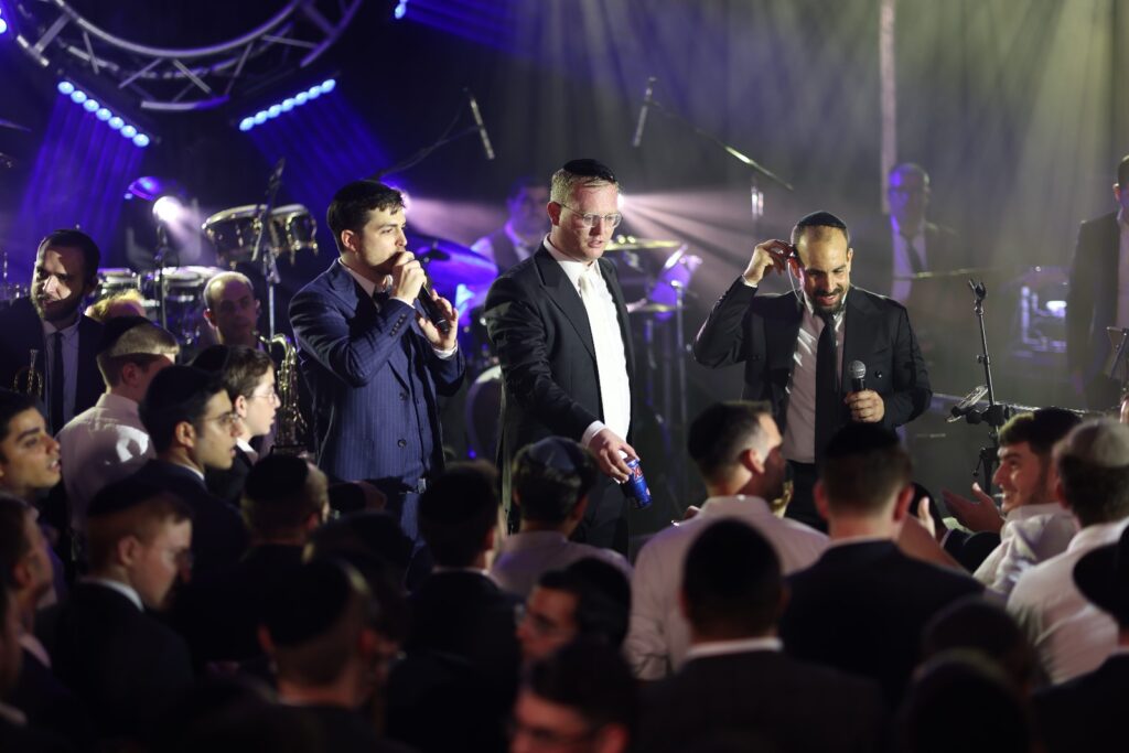 המפיק התחתן, וכל התעשייה באה לכבד