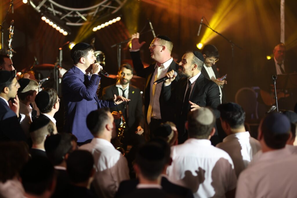 המפיק התחתן, וכל התעשייה באה לכבד