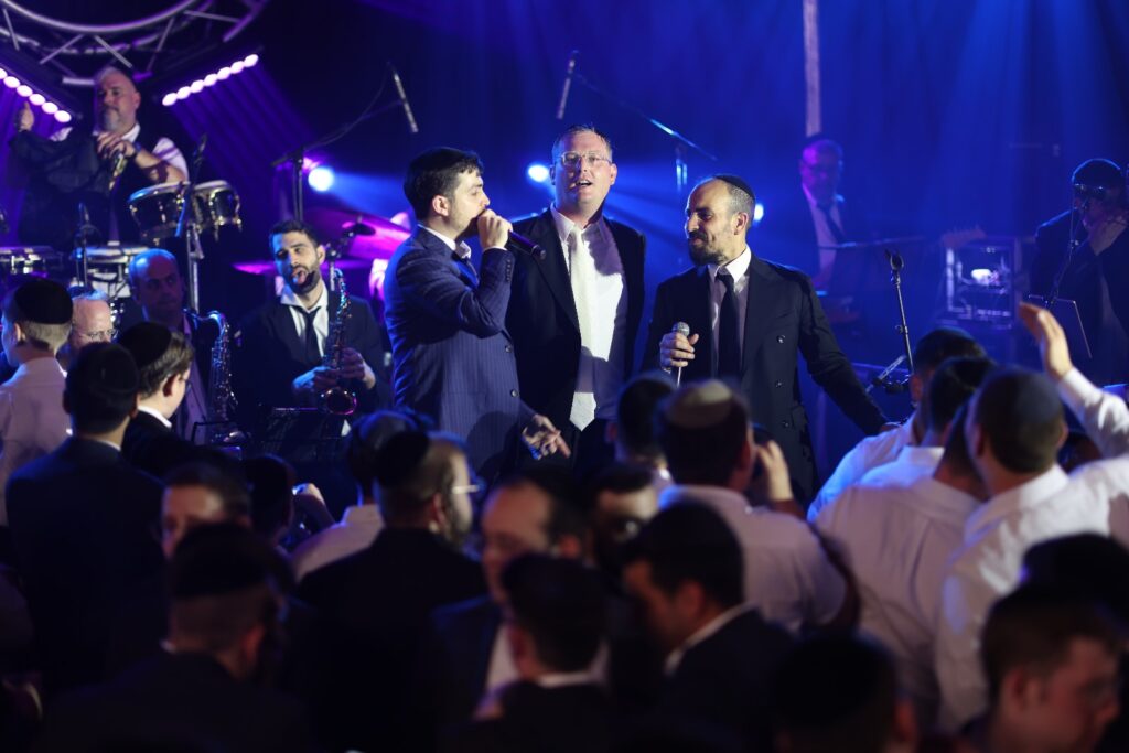 המפיק התחתן, וכל התעשייה באה לכבד