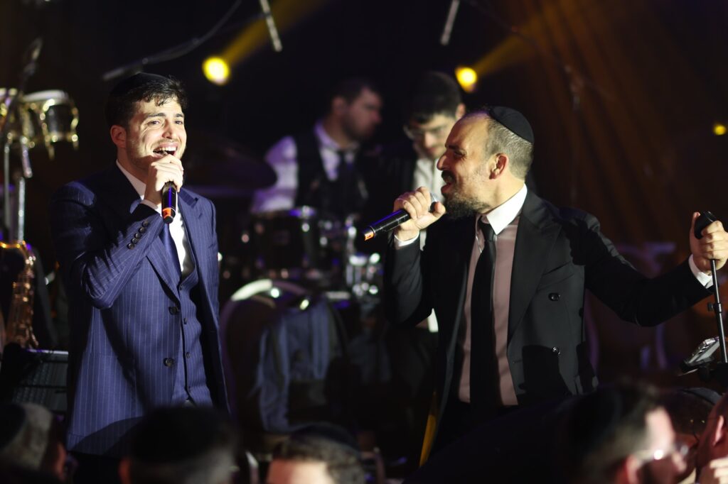 המפיק התחתן, וכל התעשייה באה לכבד