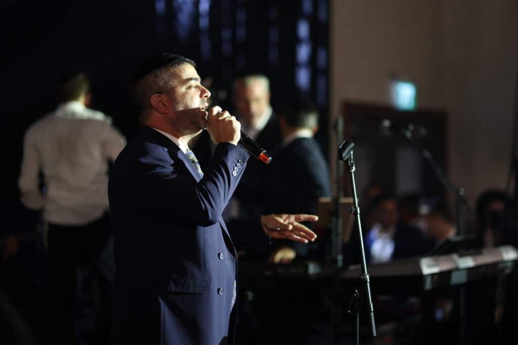 המפיק התחתן, וכל התעשייה באה לכבד