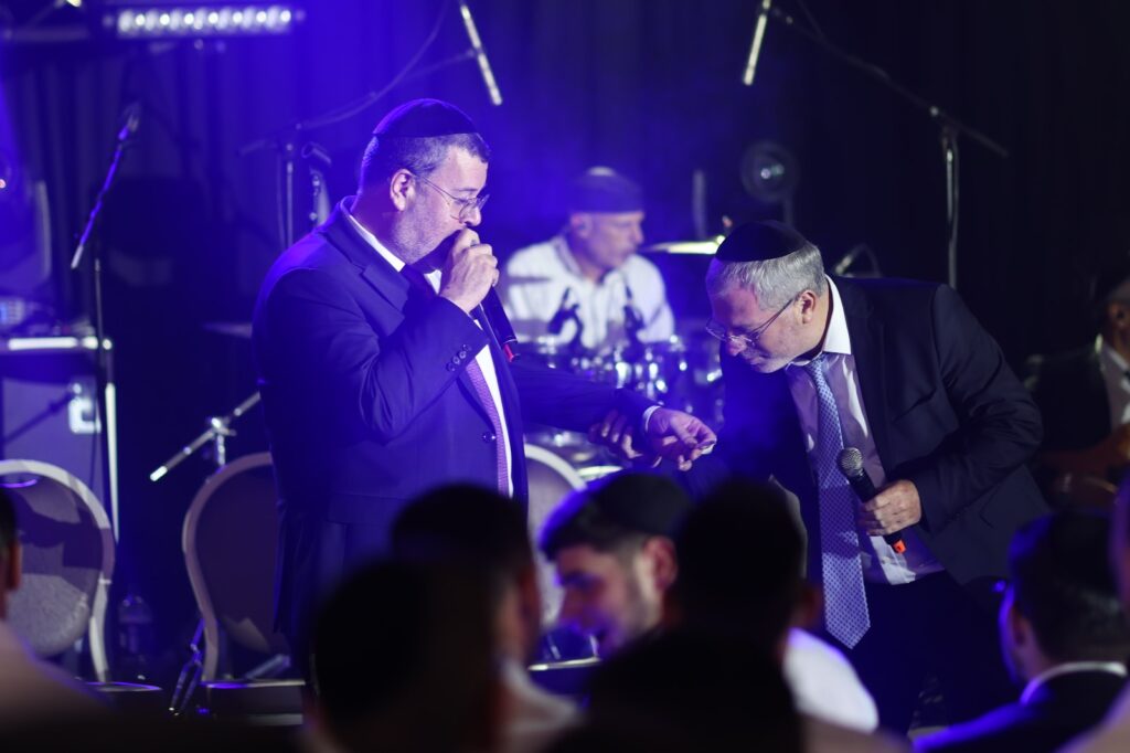 המפיק התחתן, וכל התעשייה באה לכבד