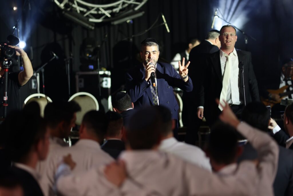 המפיק התחתן, וכל התעשייה באה לכבד