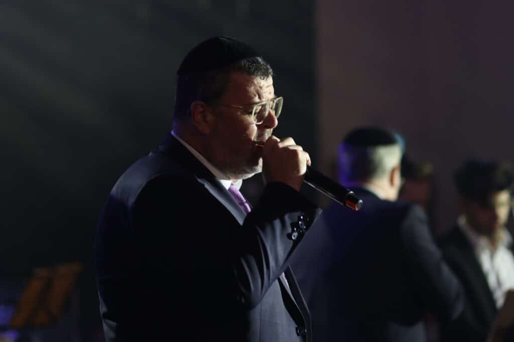 המפיק התחתן, וכל התעשייה באה לכבד