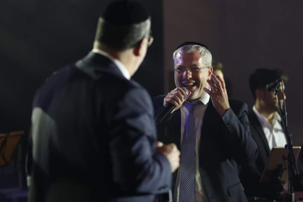 המפיק התחתן, וכל התעשייה באה לכבד