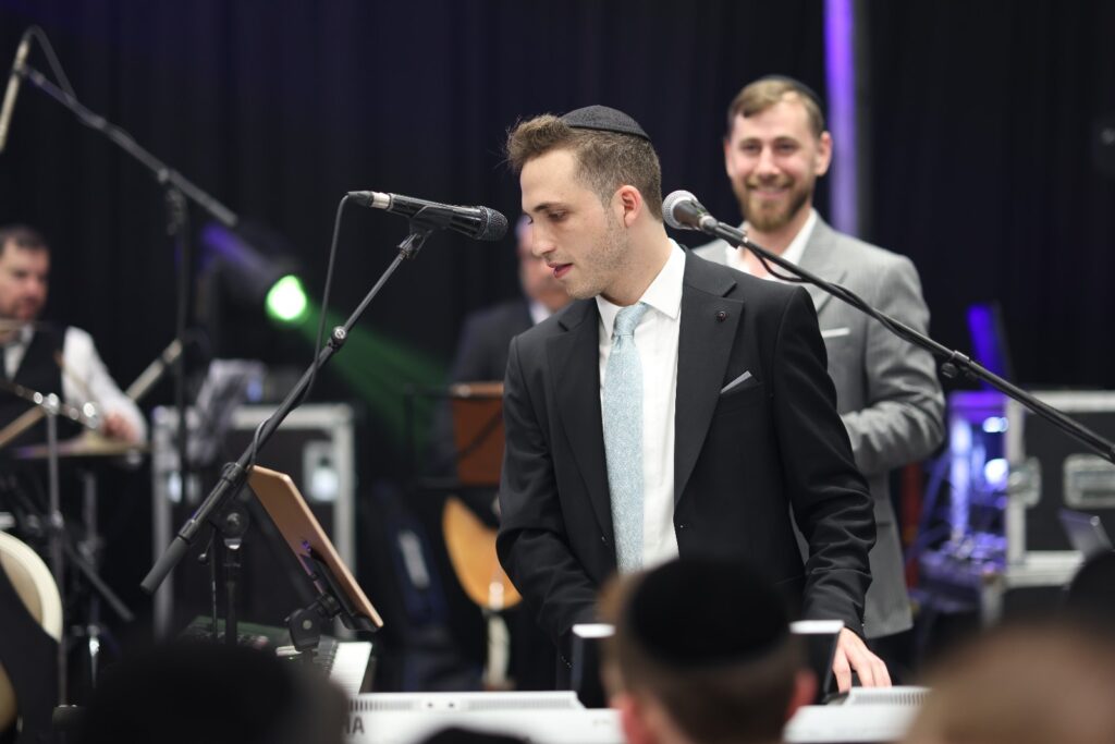 המפיק התחתן, וכל התעשייה באה לכבד