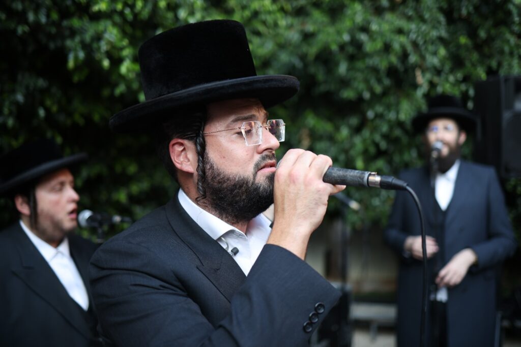 המפיק התחתן, וכל התעשייה באה לכבד