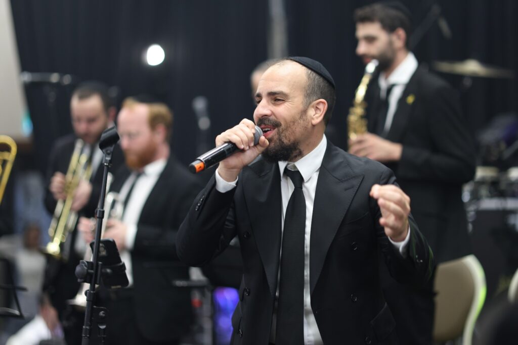 המפיק התחתן, וכל התעשייה באה לכבד