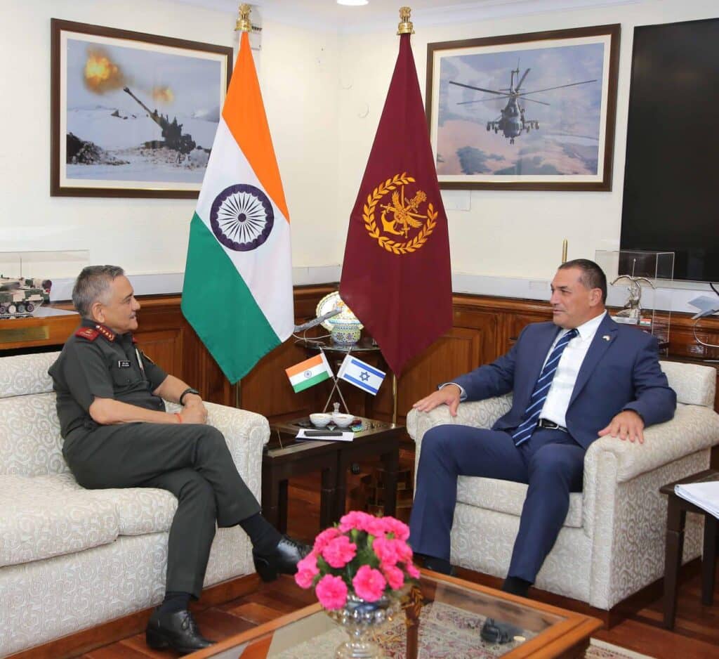 עם בכירי הצבא: מה עשה מנכ"ל משרד הביטחון בהודו?