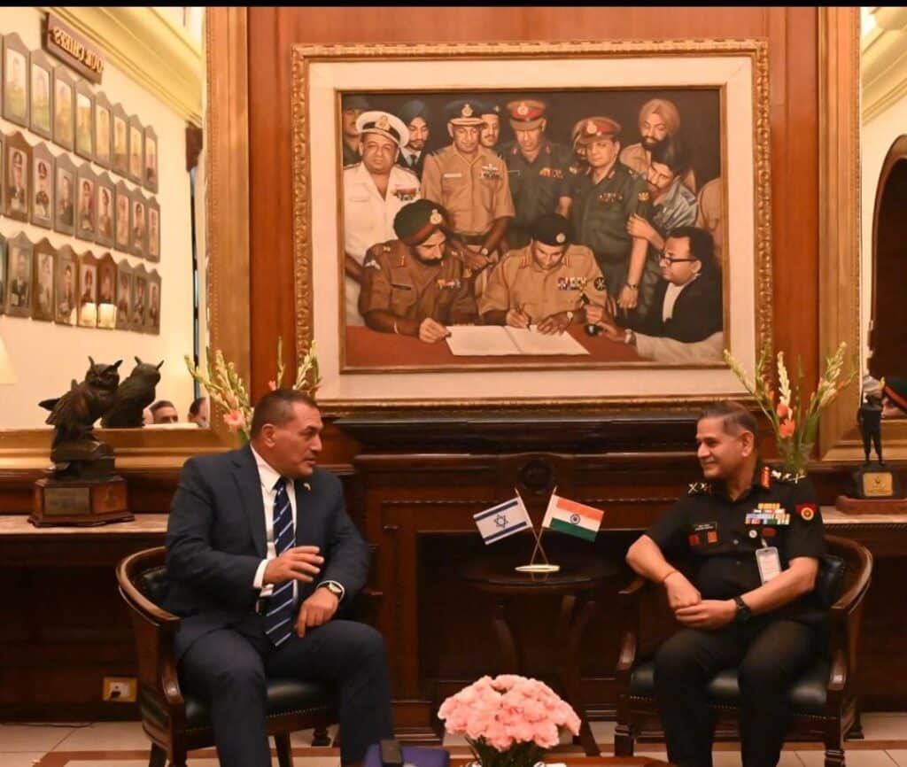 עם בכירי הצבא: מה עשה מנכ"ל משרד הביטחון בהודו?