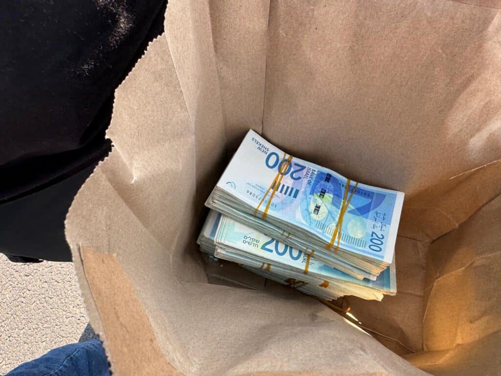 300 אלף ש"ח במזומן: הסכום העצום שגילו השוטרים ברכב הגנבים