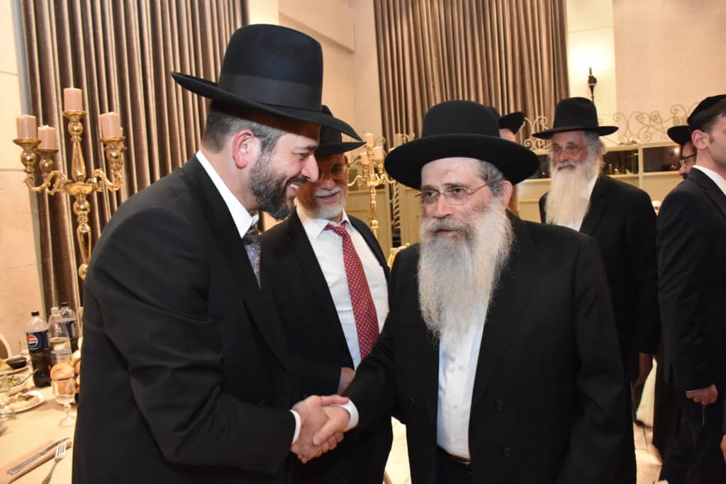 רבנים ובכירי העירייה באו לשמחת חתונת בתו של מנהל המחלקה