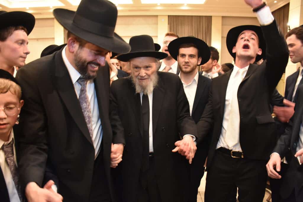 רבנים ובכירי העירייה באו לשמחת חתונת בתו של מנהל המחלקה