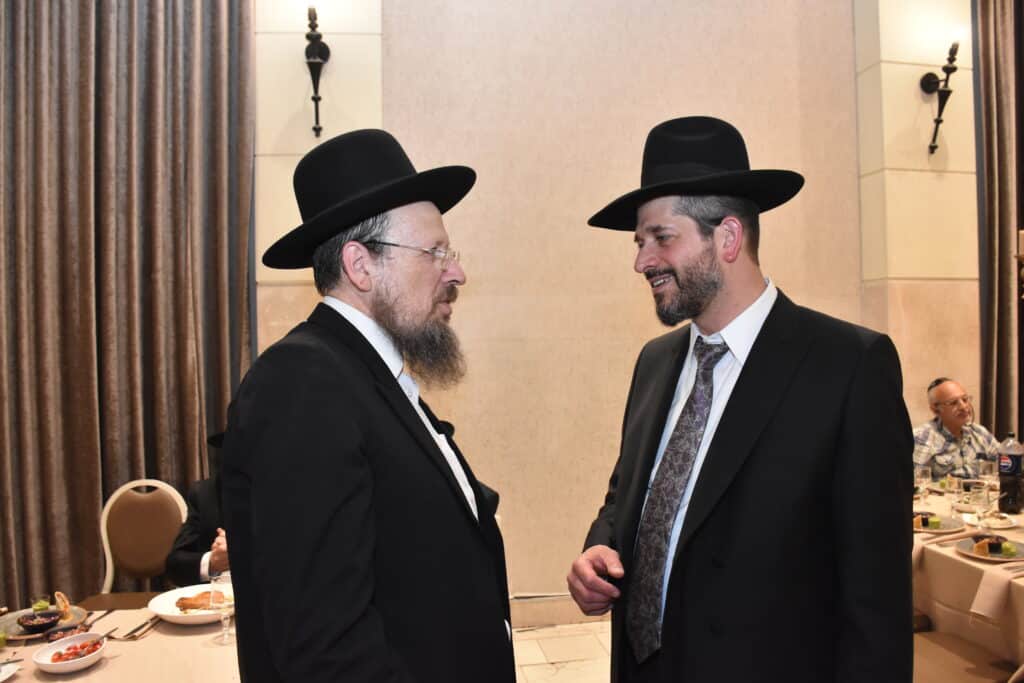 רבנים ובכירי העירייה באו לשמחת חתונת בתו של מנהל המחלקה