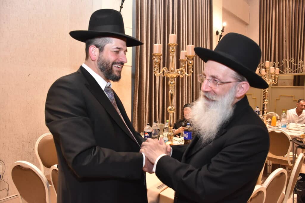 רבנים ובכירי העירייה באו לשמחת חתונת בתו של מנהל המחלקה