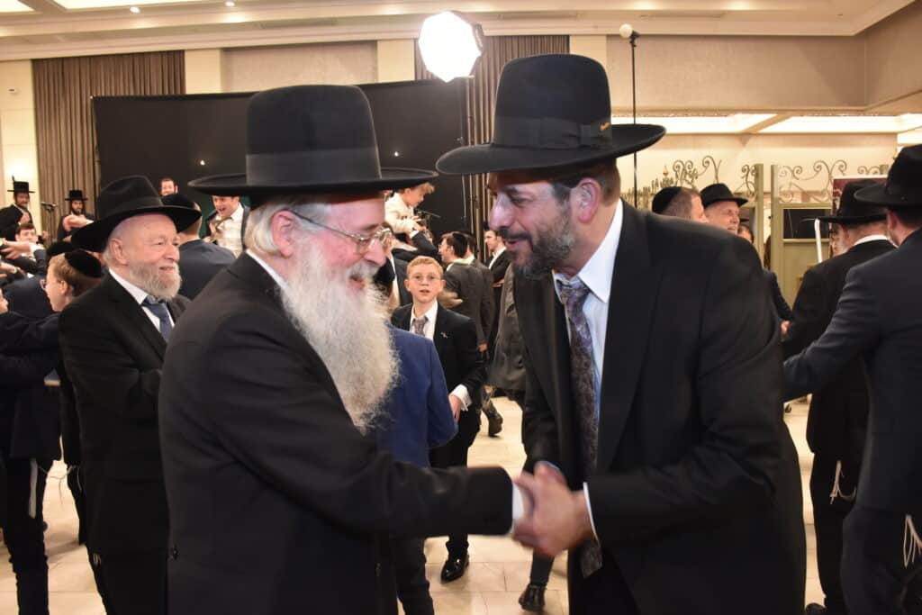 רבנים ובכירי העירייה באו לשמחת חתונת בתו של מנהל המחלקה