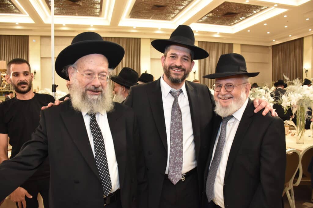 רבנים ובכירי העירייה באו לשמחת חתונת בתו של מנהל המחלקה