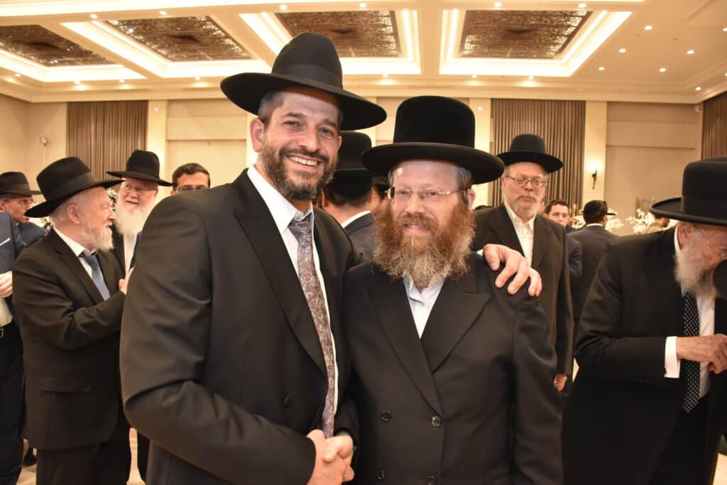 רבנים ובכירי העירייה באו לשמחת חתונת בתו של מנהל המחלקה