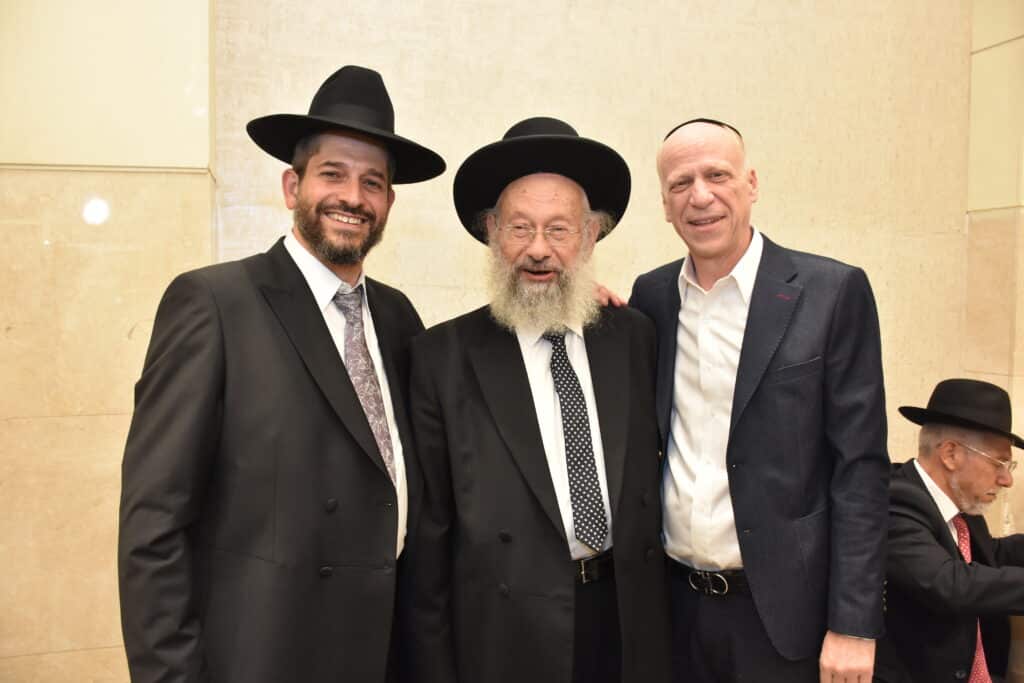 רבנים ובכירי העירייה באו לשמחת חתונת בתו של מנהל המחלקה