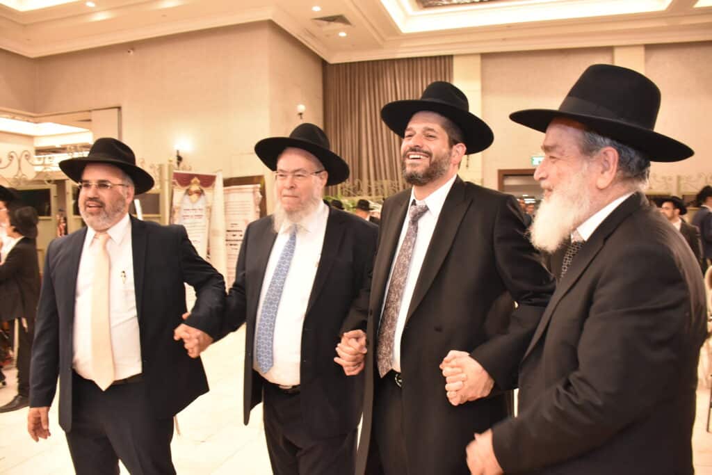 רבנים ובכירי העירייה באו לשמחת חתונת בתו של מנהל המחלקה