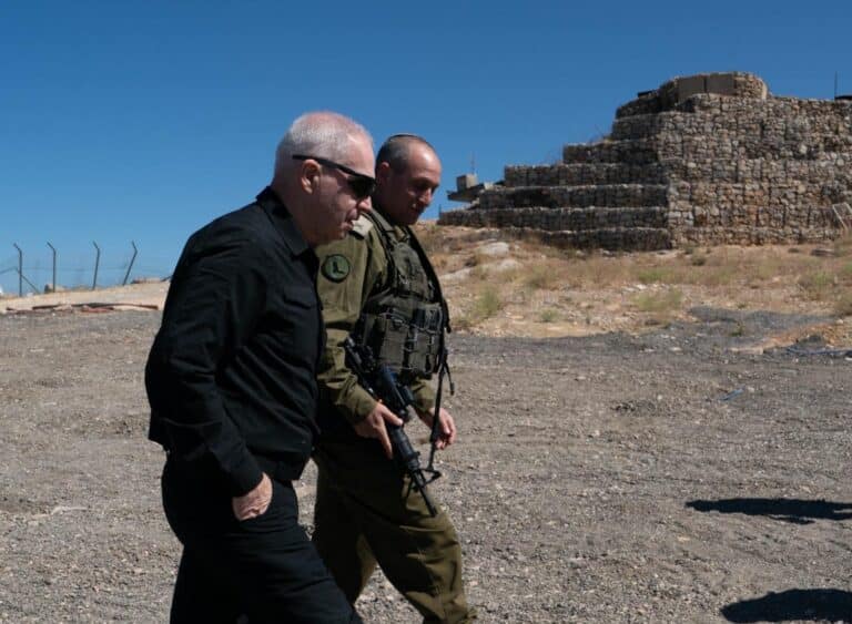 חרבות ברזל - שר הביטחון גלנט בפסגת החרמון עם לוחמי שריון. צילום - אריאל חרמוני, משרד הביטחון (2)