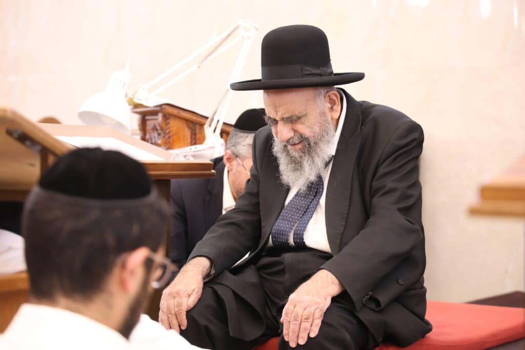 בדמעות שליש: ראש ישיבת פורת יוסף באמירת תיקון חצות