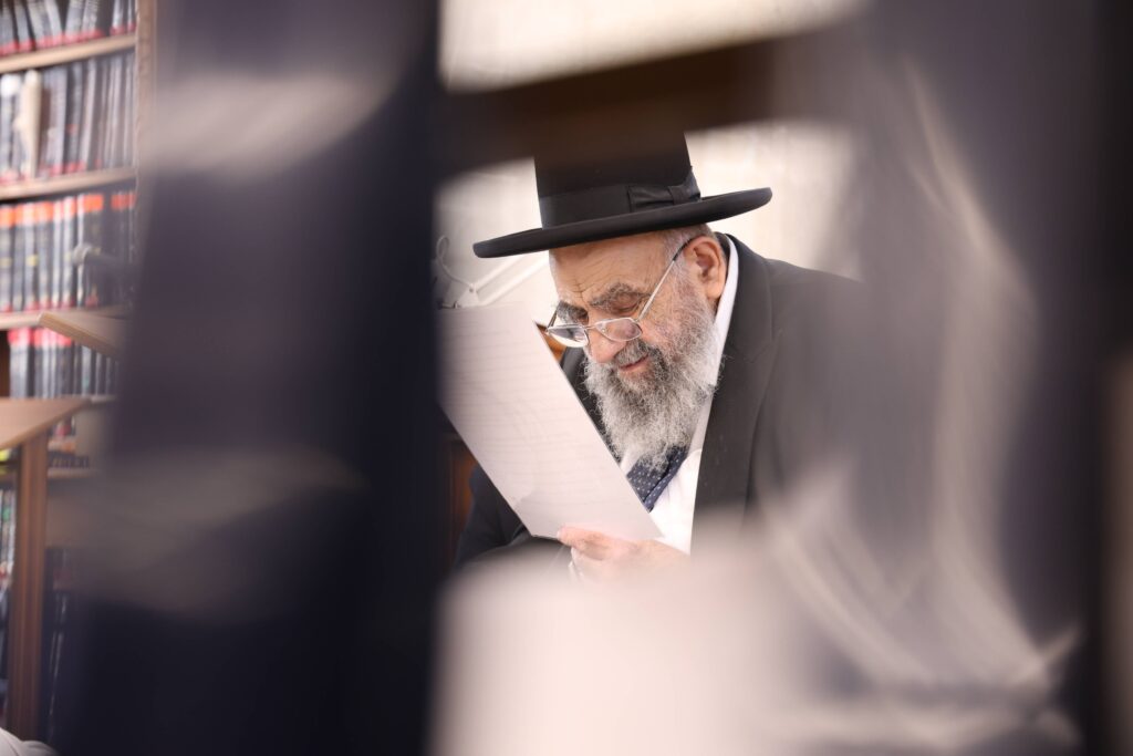 בדמעות שליש: ראש ישיבת פורת יוסף באמירת תיקון חצות