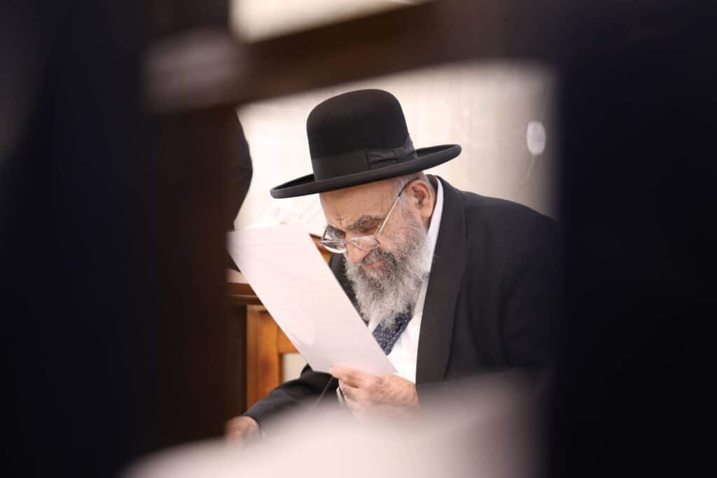 בדמעות שליש: ראש ישיבת פורת יוסף באמירת תיקון חצות