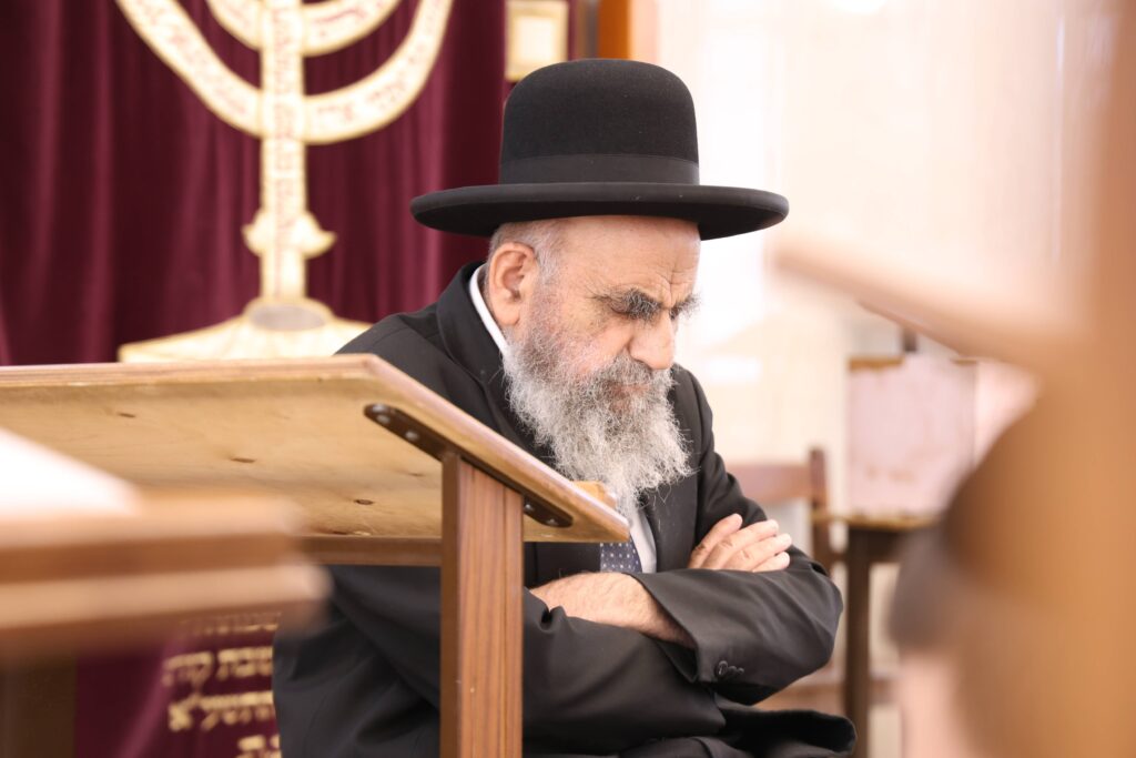 בדמעות שליש: ראש ישיבת פורת יוסף באמירת תיקון חצות