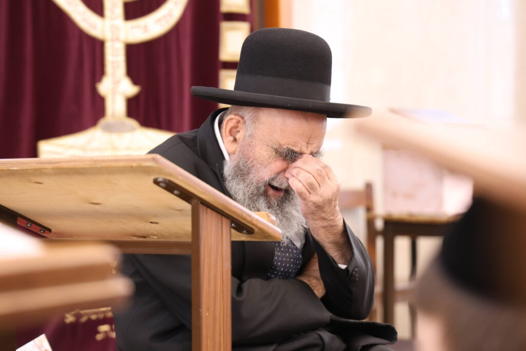 בדמעות שליש: ראש ישיבת פורת יוסף באמירת תיקון חצות