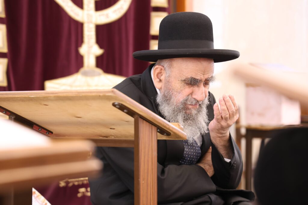 בדמעות שליש: ראש ישיבת פורת יוסף באמירת תיקון חצות