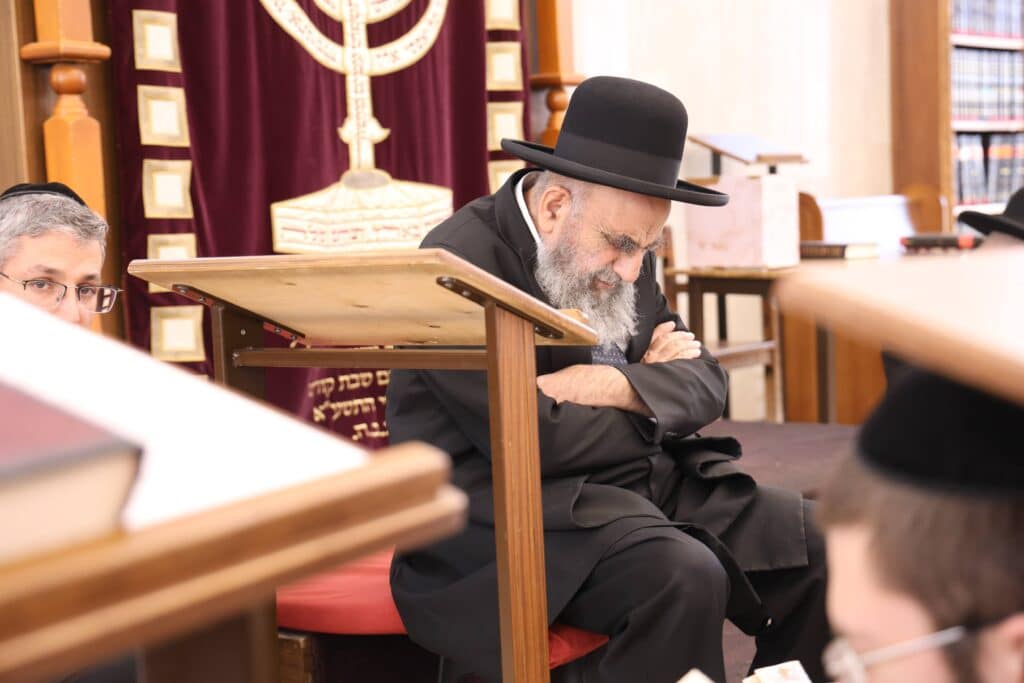 בדמעות שליש: ראש ישיבת פורת יוסף באמירת תיקון חצות