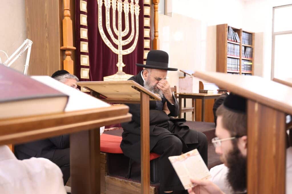 בדמעות שליש: ראש ישיבת פורת יוסף באמירת תיקון חצות