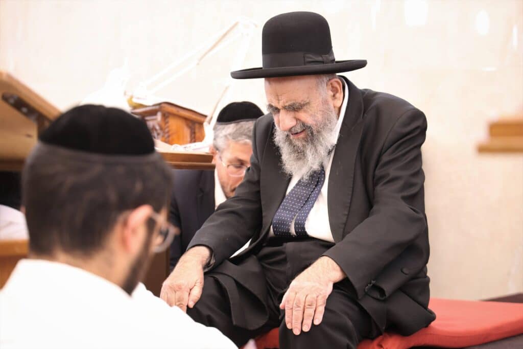 בדמעות שליש: ראש ישיבת פורת יוסף באמירת תיקון חצות