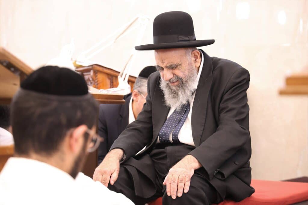 בדמעות שליש: ראש ישיבת פורת יוסף באמירת תיקון חצות