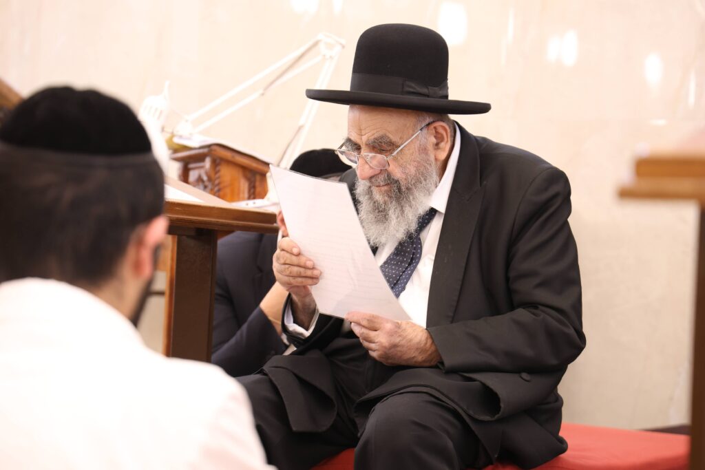 בדמעות שליש: ראש ישיבת פורת יוסף באמירת תיקון חצות