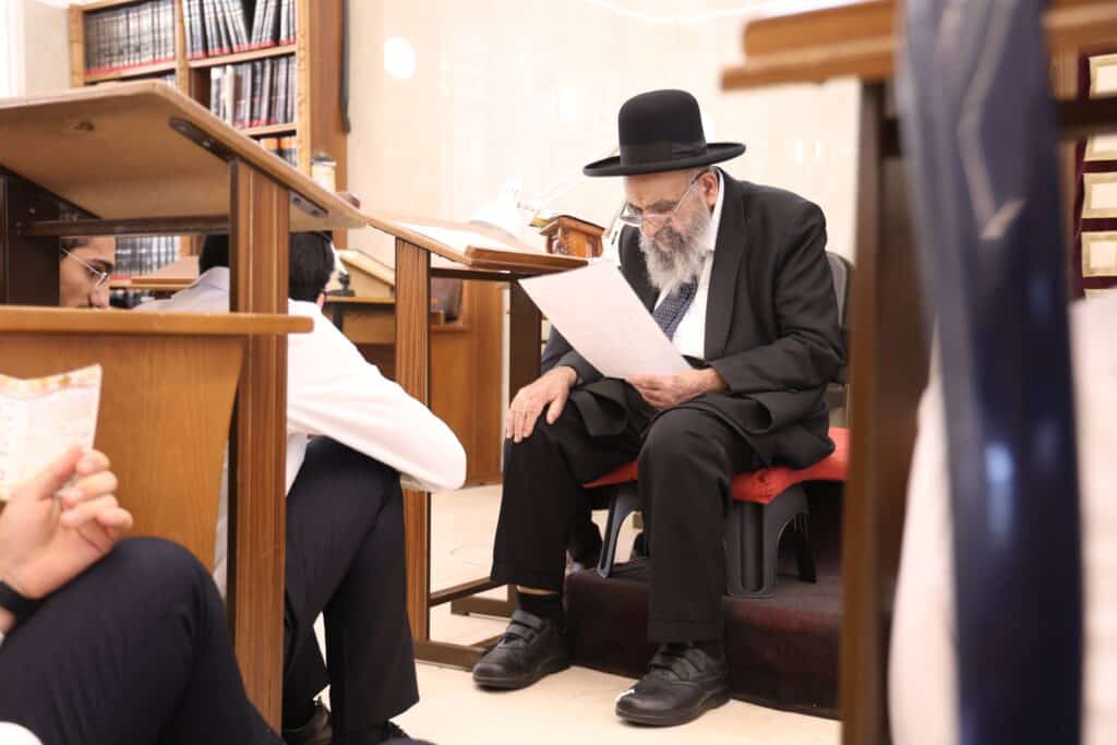 בדמעות שליש: ראש ישיבת פורת יוסף באמירת תיקון חצות