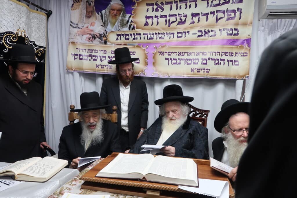 הגאון רבי צבי קושלבסקי פרץ אמש בריקוד סוחף במעונו של פוסק הדור