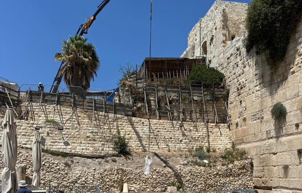 תיעוד: האבן שנפלה מהכותל המערבי הוחזרה הבוקר למקומה תיעוד: האבן שנפלה מהכותל המערבי הוחזרה הבוקר למקומה