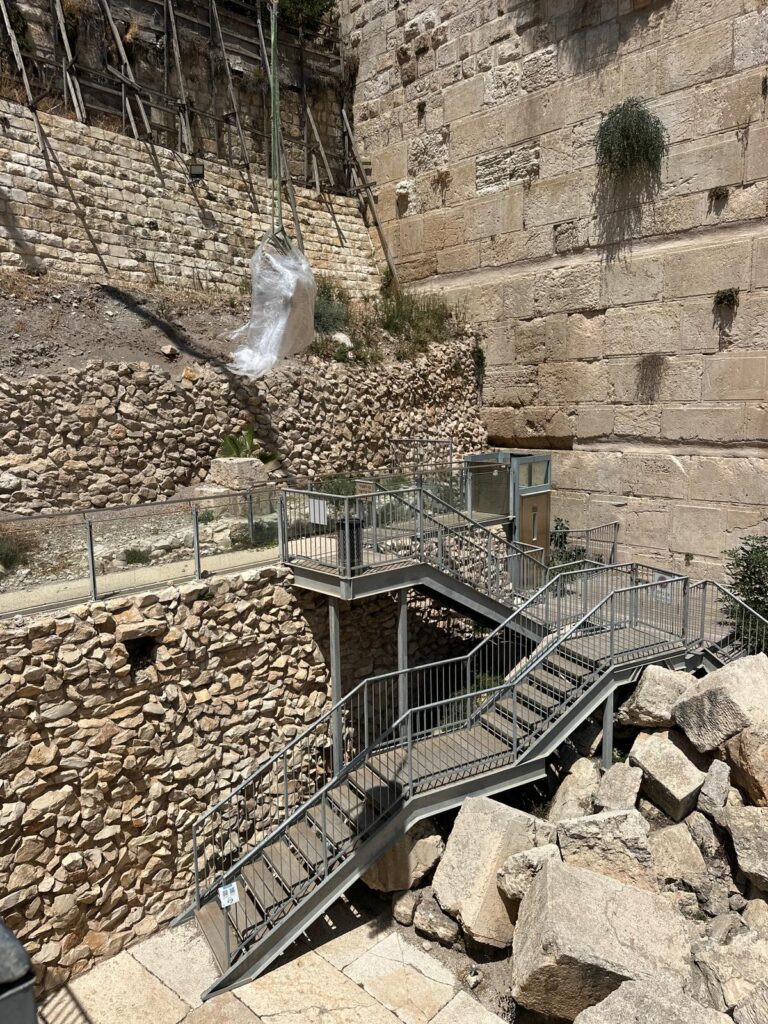 תיעוד: האבן שנפלה מהכותל המערבי הוחזרה הבוקר למקומה תיעוד: האבן שנפלה מהכותל המערבי הוחזרה הבוקר למקומה