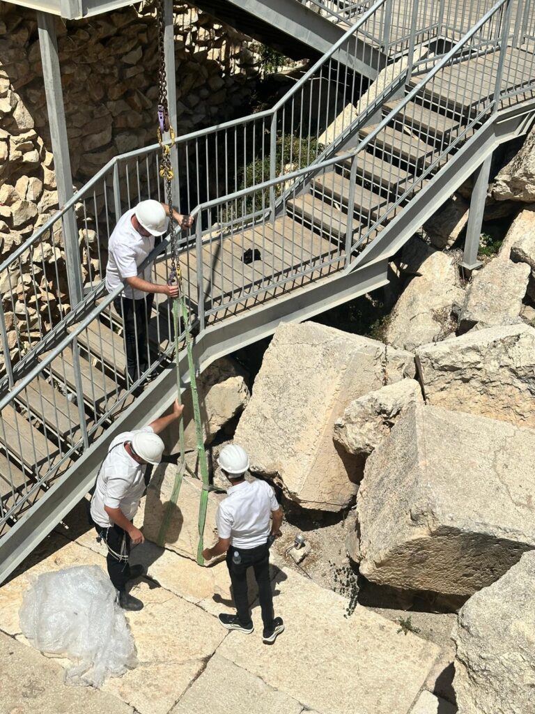 תיעוד: האבן שנפלה מהכותל המערבי הוחזרה הבוקר למקומה תיעוד: האבן שנפלה מהכותל המערבי הוחזרה הבוקר למקומה