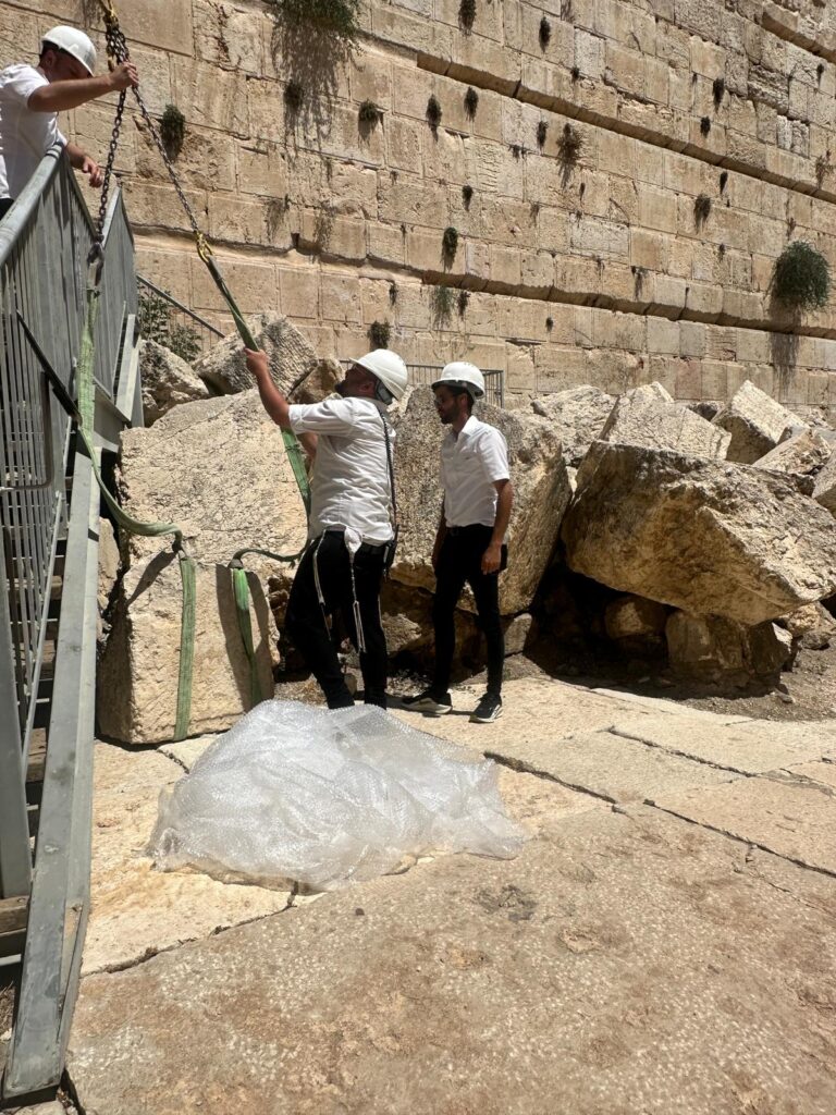 תיעוד: האבן שנפלה מהכותל המערבי הוחזרה הבוקר למקומה תיעוד: האבן שנפלה מהכותל המערבי הוחזרה הבוקר למקומה